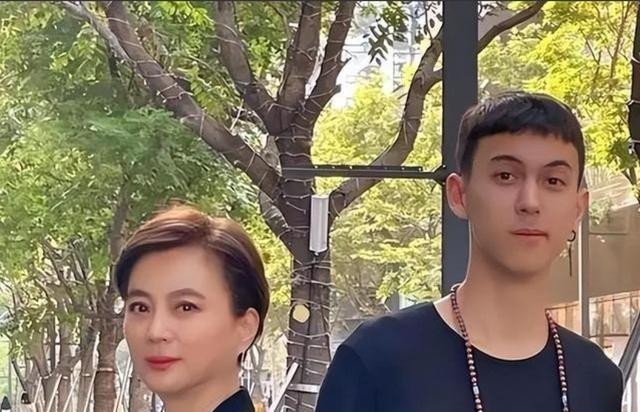 1997年，李玲玉嫁给犹太富豪杰瑞，新婚夜，李玲玉开玩笑地说：“你就不怕我嫁