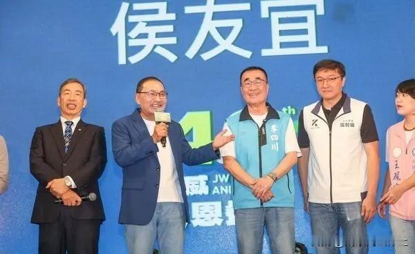 兄弟齐心！本周日，新北市长侯友谊与李四川一道出席活动时，侯友谊第一次在公众场