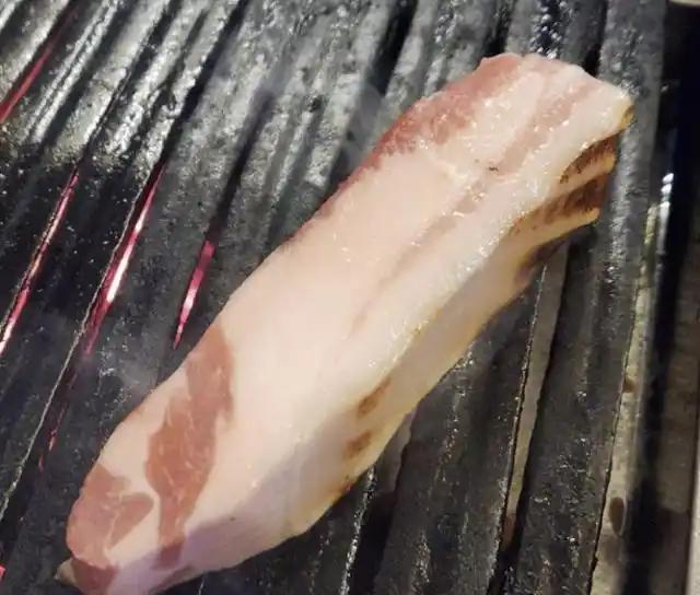 说到吃肥肉,有人就怕了,觉得那油水直接就贴自己肚子上了。但也有人说,这锅肥肉不