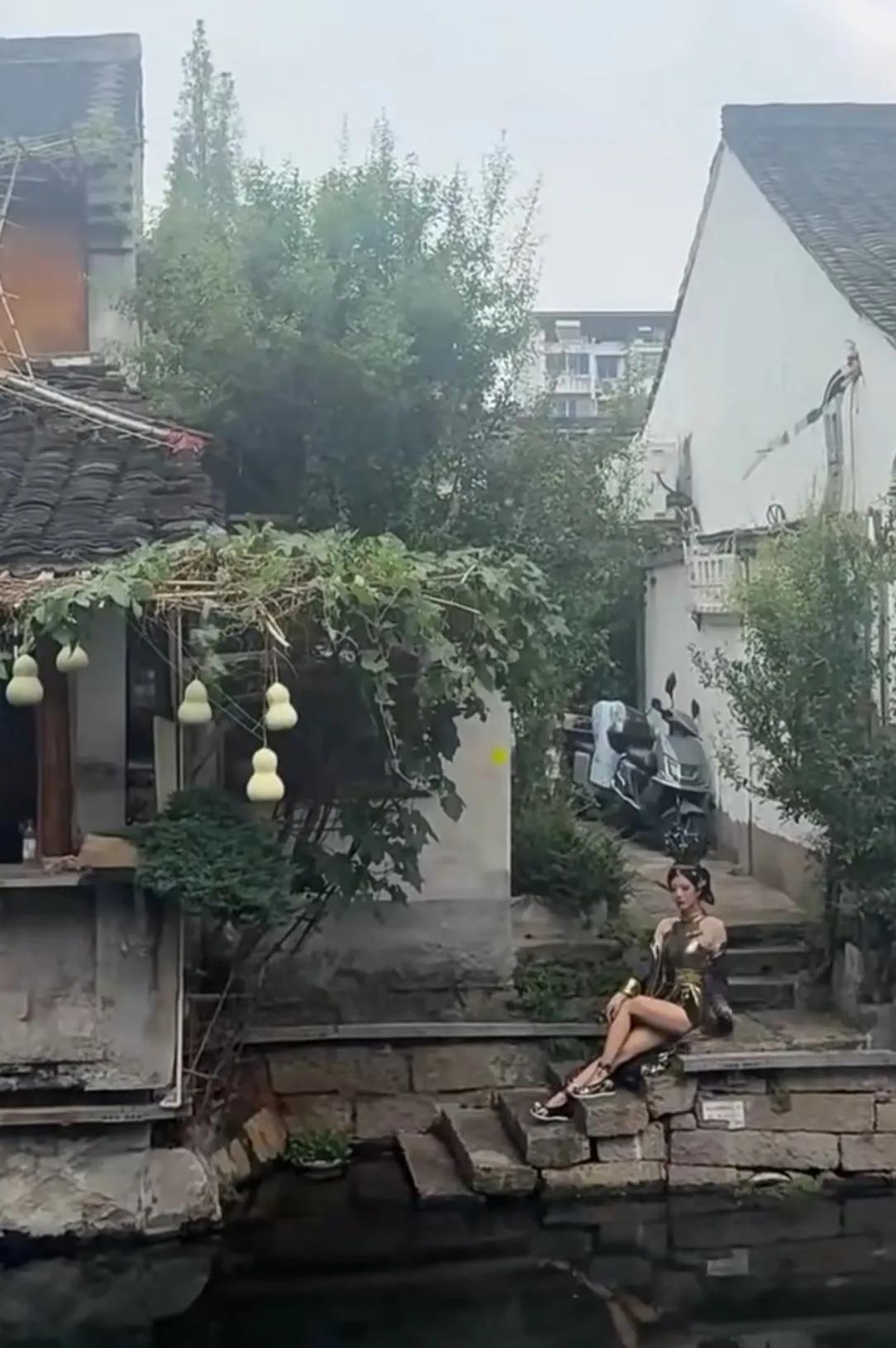 大爷栽的葫芦娃一直没摘，现在居然引来了“蛇精”了！[捂脸哭]