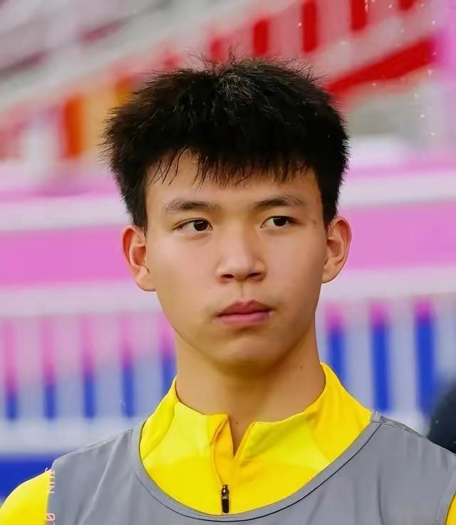 最新国足名单猜想！守门员：韩佳琪、蹇韬、李昊（个人觉得蹇韬不错）。后卫：蒋圣