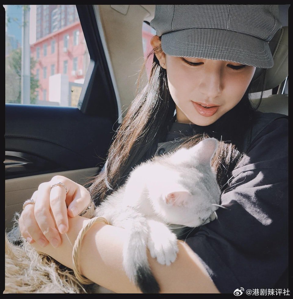 現年20歲的炎明熹（Gigi）在社交平台分享了一輯全新的造型照，驚艷了不少的網民