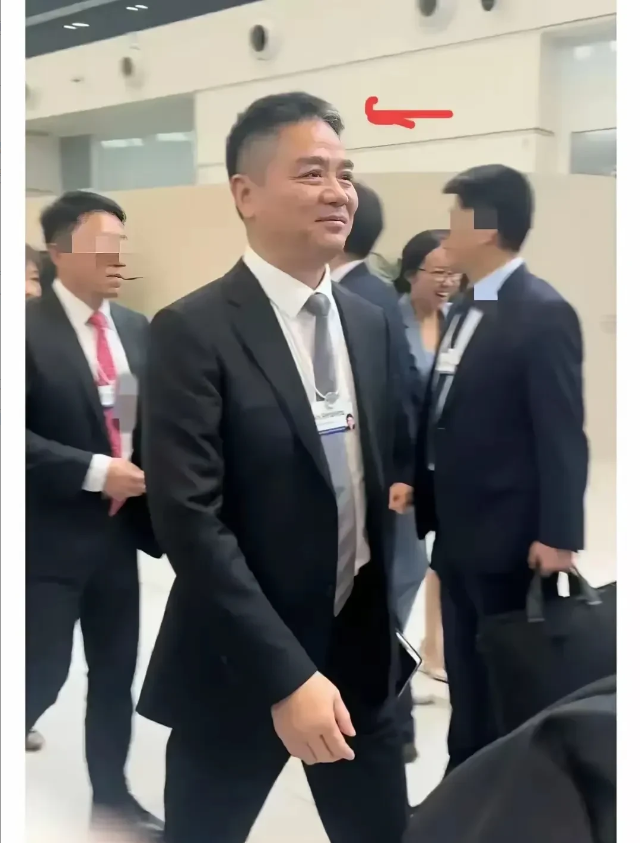 人逢喜事精神爽，强哥也不例外。镜头给了他好几秒特写。他坐在第一排。是参会的唯一互