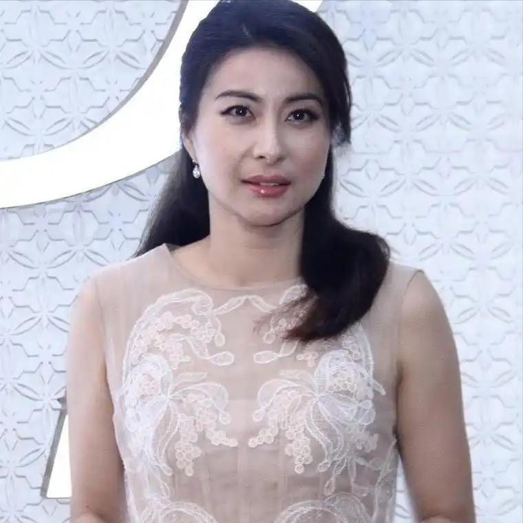 2008年，跳水冠军郭晶晶以2亿高价代言蓝月亮，谁知初期销量惨淡，公司亏