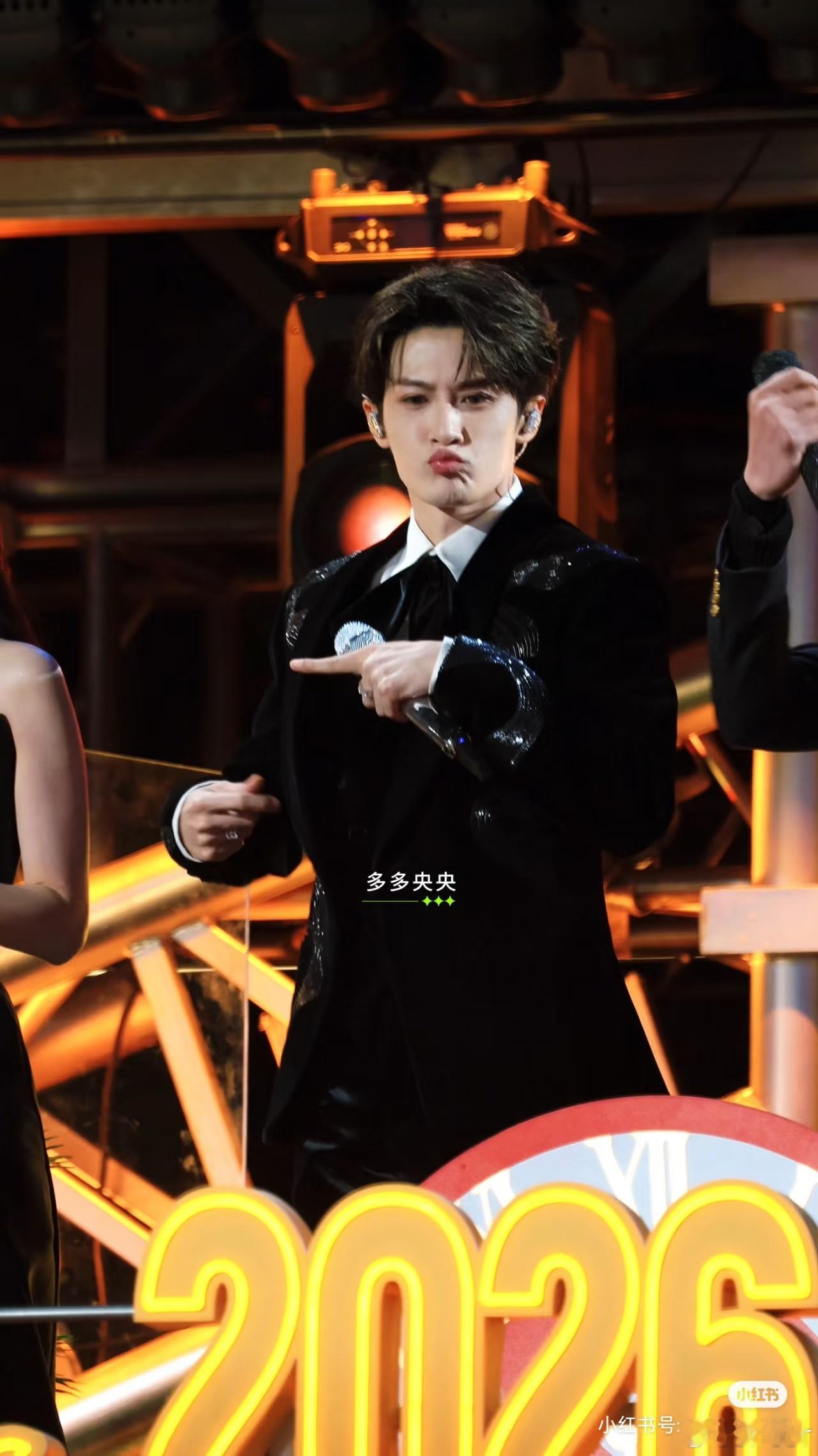 抓拍大哥檀健次可爱瞬间，大哥檀健次这嘟嘴的小模样真是太可爱了！太萌了！