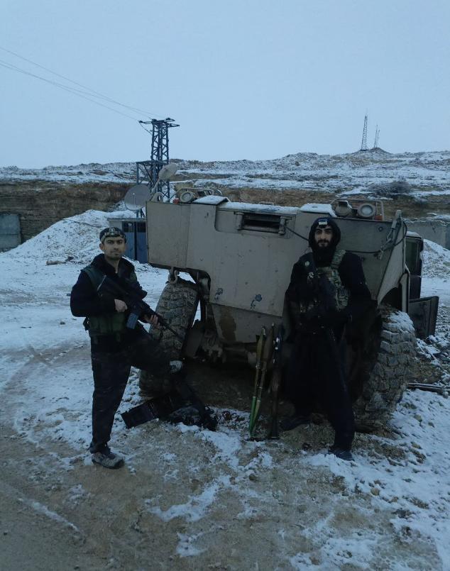 叙利亚战火又开始了，拉卡省萨林交通线，库尔德武装小组到处伏击朱拉尼的叙利亚军队车