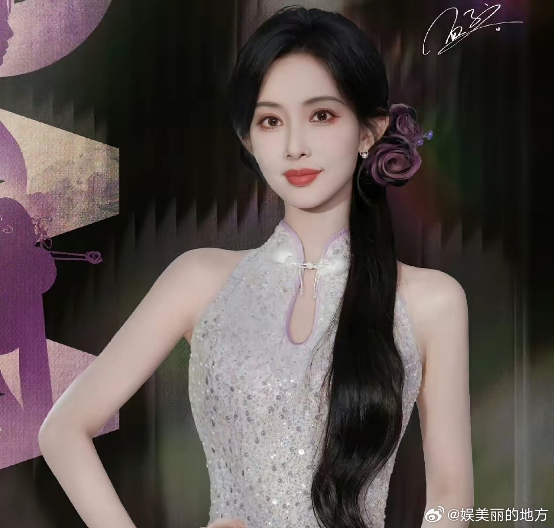 果然明星在素人时期就已经很美了这是当红女星孟子义做车模时的照片，可以看出她天生就