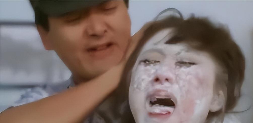 1987年，利智在拍摄时，被周润发一脚踹进玻璃渣里，后来在杀青宴上，周润