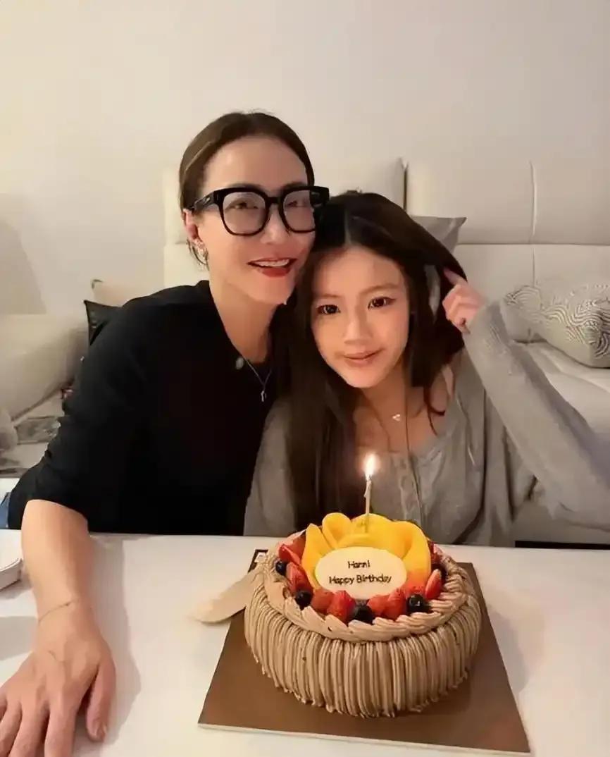 作为香港娱乐圈的金牌经纪人，霍汶希向来以干练果决著称，却在40岁那年，做出了打破