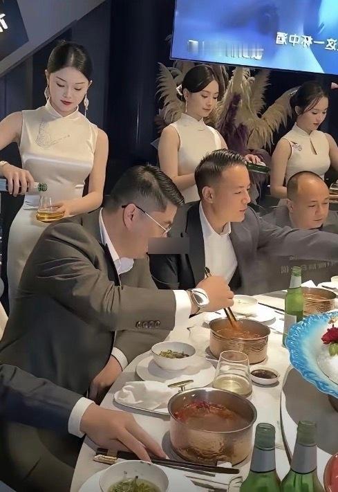 这顿饭吃的不是味道，是排面。独立包厢，三位旗袍小姐姐全程倒酒服务，单人铜锅小