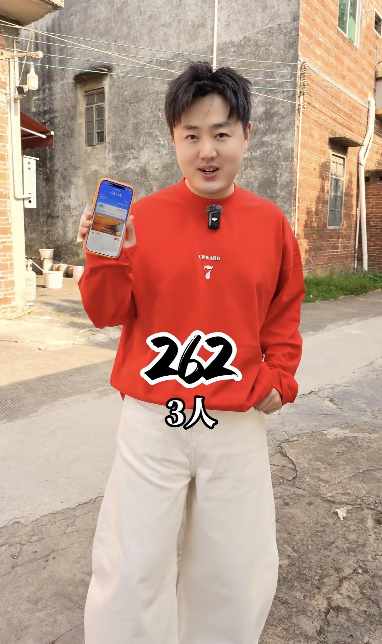 探店爆火的莫氏鸡煲，被网友曝光突然涨价了。我们从之前博主探店视频可以看到，当时店