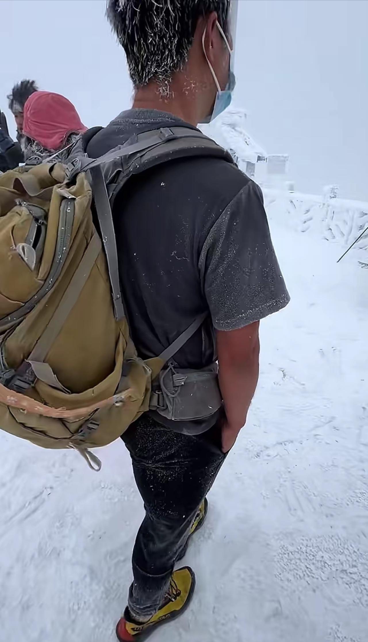 广东人实在太穷了[呲牙笑][捂脸哭]，到了东北看雪，一件羽绒服都买不起！但是这个靓仔