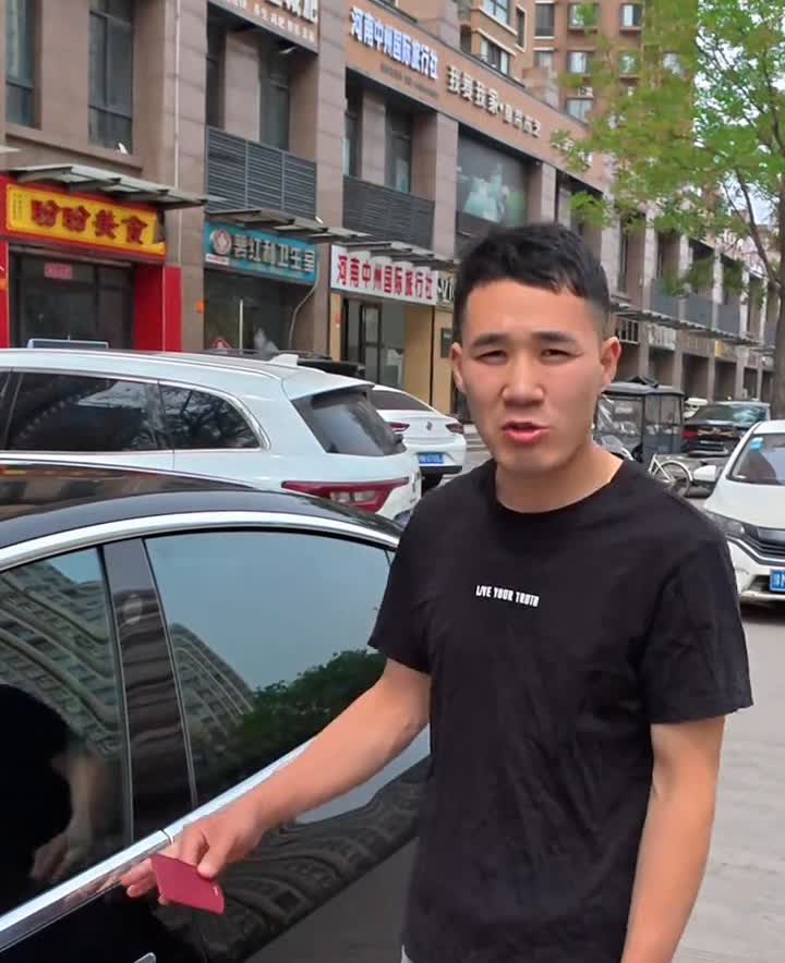 特斯拉在车辆没电的时候，用卡片钥匙是无法打开车门，也没有机械钥匙锁眼，所以打不开
