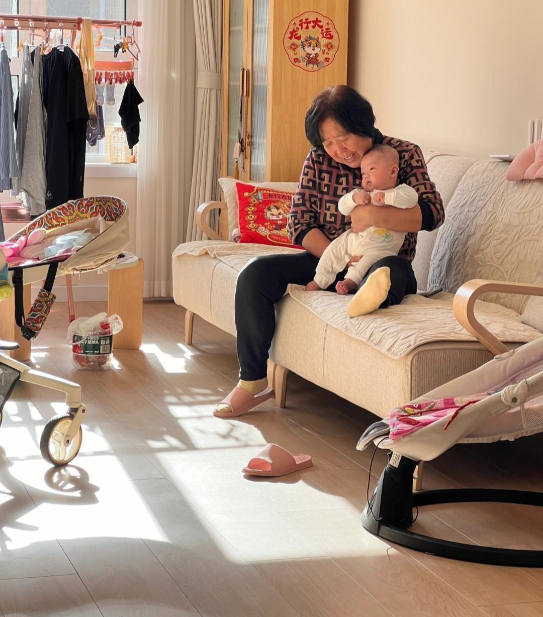 孩子过了满月老公就把婆婆接过来照看孩子我仔细观察了好几天发现婆婆干啥事都