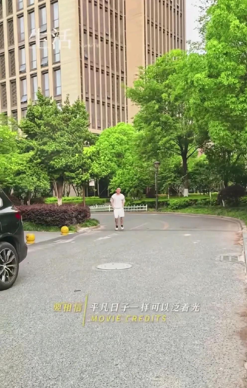 苏牙子新发了一个视频，IP地址是漂亮国。镜头中，远远的一个身影跑了过来……这不是