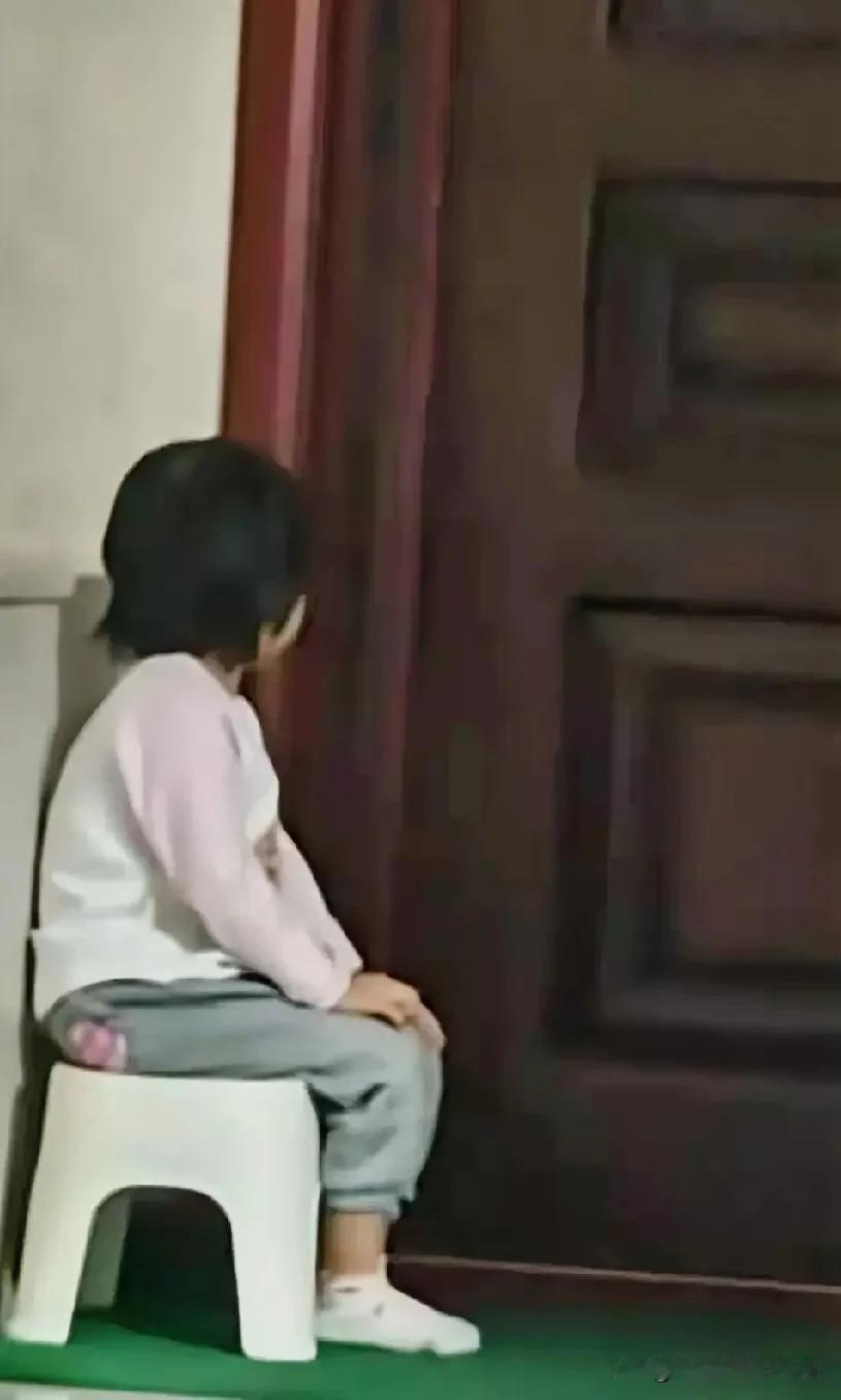 真心寒，这个父亲也太绝情了！孩子的爸妈离婚后，结果女儿叛给了妈妈，这天女儿过生