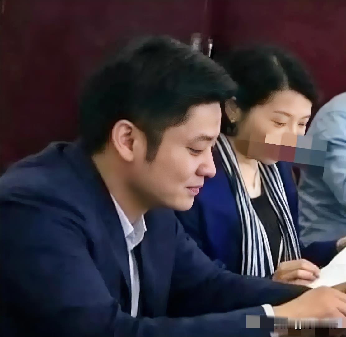 易公子不到30就坐券商总裁助理，斯文外表气场拉满，不愧是大户人家子弟。如今大