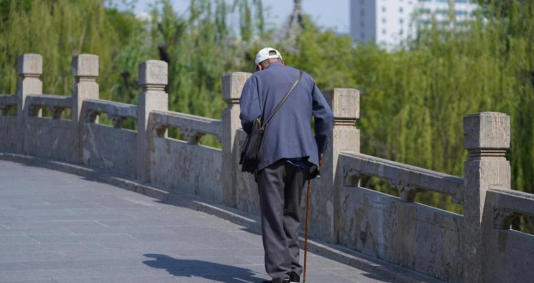 医生呼吁：超过70岁的老人，宁愿在家喝粥吃馒头，也别吃这些我邻居张大爷，7