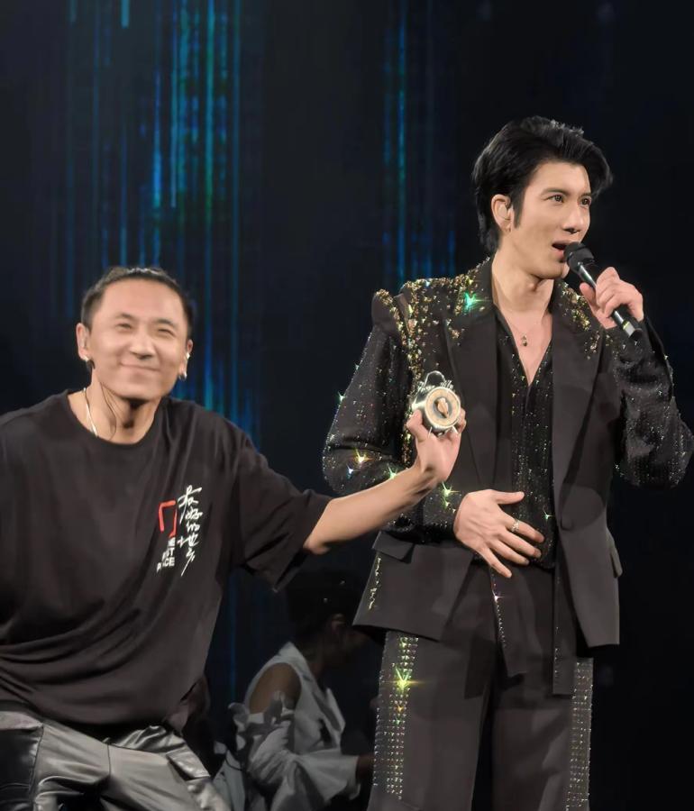 没想到啊！王力宏开演唱会，章子怡都去捧场了……章子怡穿了一条薄荷绿的连衣裙，气