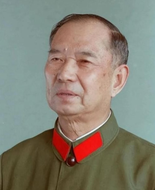 1982年，开国少将尤太忠视察部队，见一副团长好生眼熟，暗骂一句大事不好，立刻打