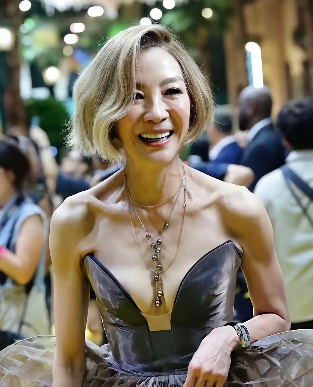 我被61岁的杨紫琼刺痛了。不是因为那座奥斯卡小金人，而是她训练后掀起背心，汗水