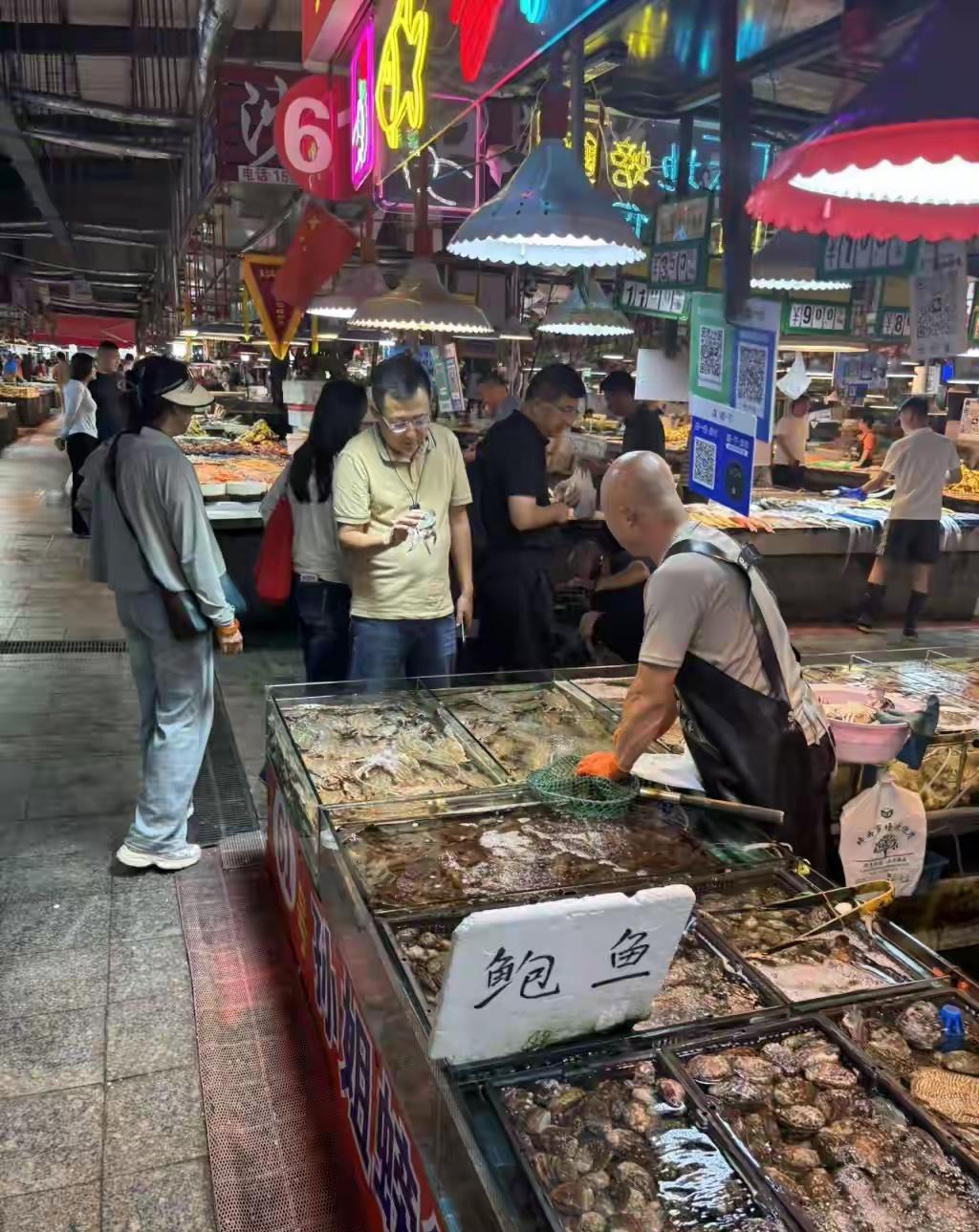 我妈骂了我爸40年，谁也没想到，我爸办完退休手续的第三天，倒了一杯白开水坐在我妈