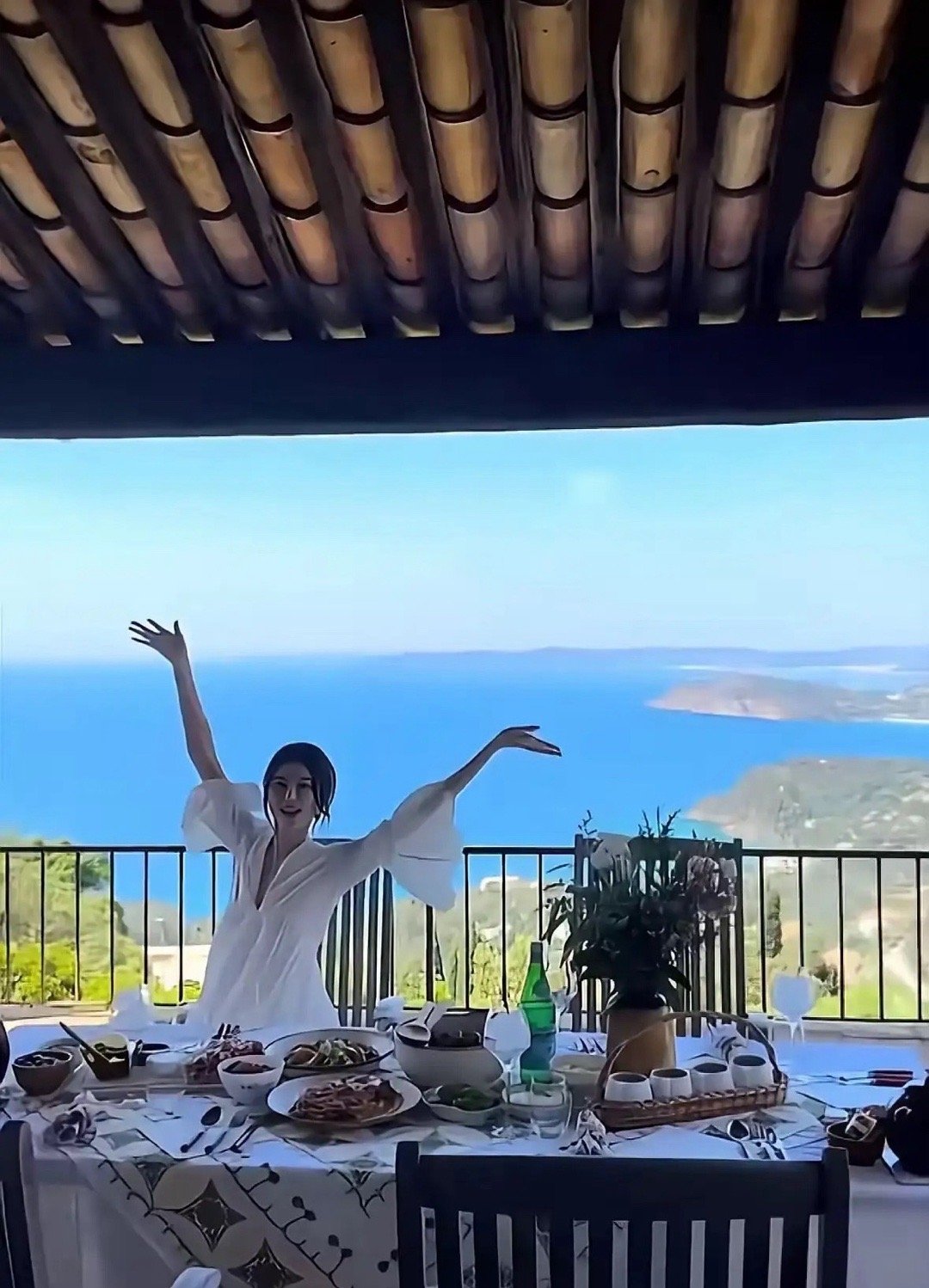 何穗穿轻薄白裙下厨的样子，才真正理解了陈伟霆，大概这就是梦想中的老婆吧！