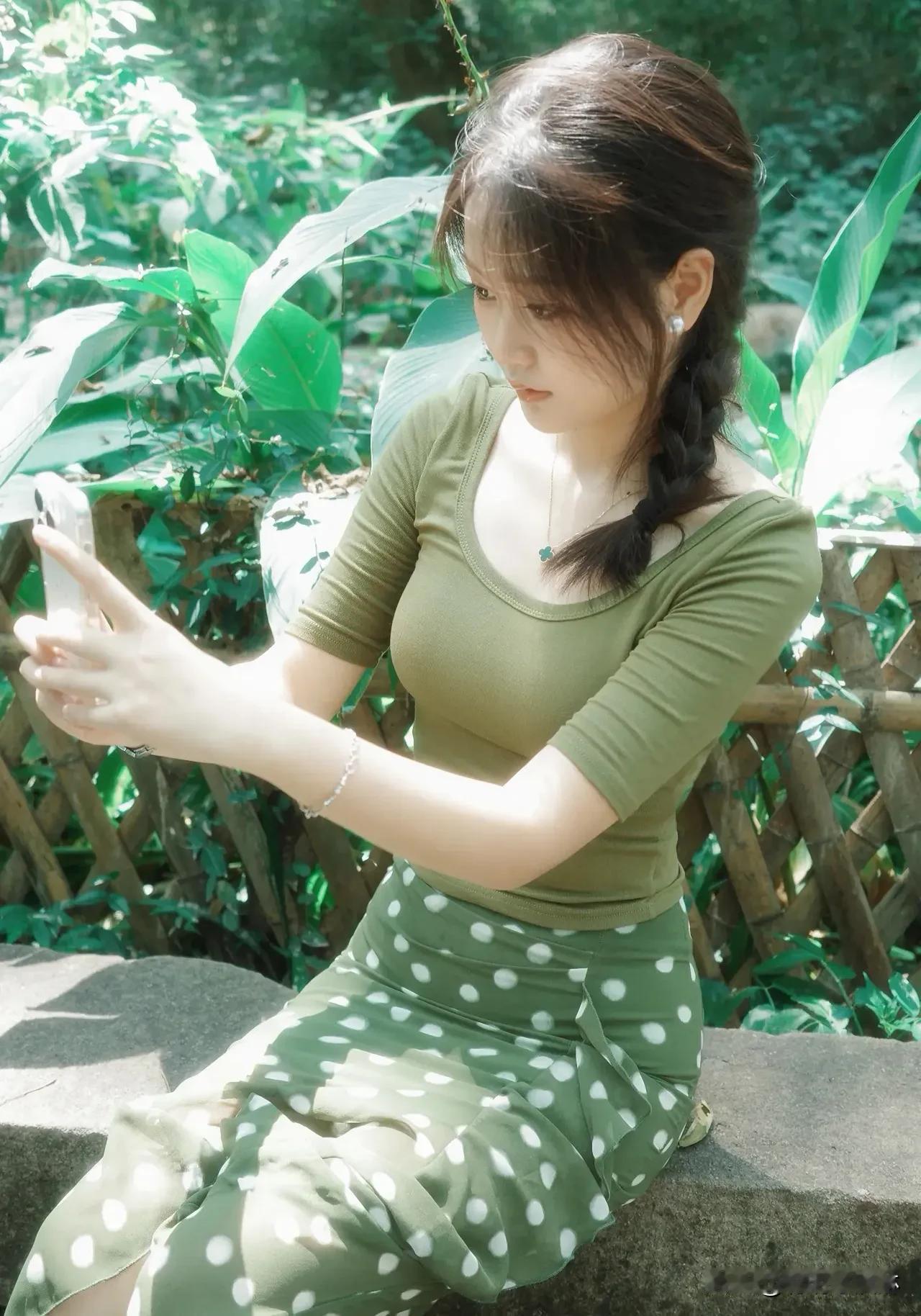 轻盈裙摆，甜笑治愈，每个动作都是青春的诗。少女感无关年龄，是心