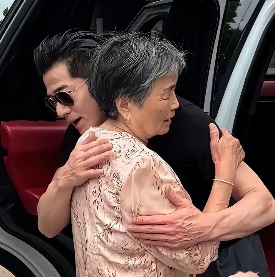 郭富城比方媛大22岁，但站一起真看不出！方媛家条件本来就好，舅舅开民宿，家里中式