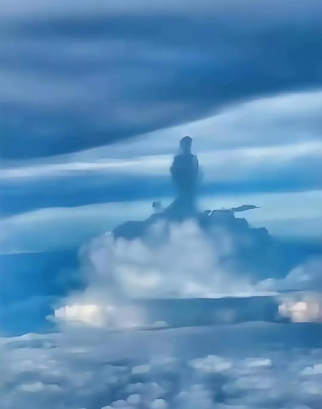 万米高空惊现观音踏莲奇景！深圳飞合肥航班拍下神迹，见者都说好运爆棚5月25号