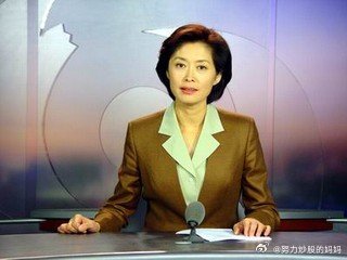 #用事实说话成为一代人的记忆#提起敬一丹，很多人的脑海里会浮现那句“用事实说话”。温和沉稳的声音，平