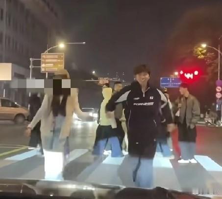 12月9日，江苏徐州，一对年轻的男女为了跟风拍视频，在市区一道路的斑马线上对着等