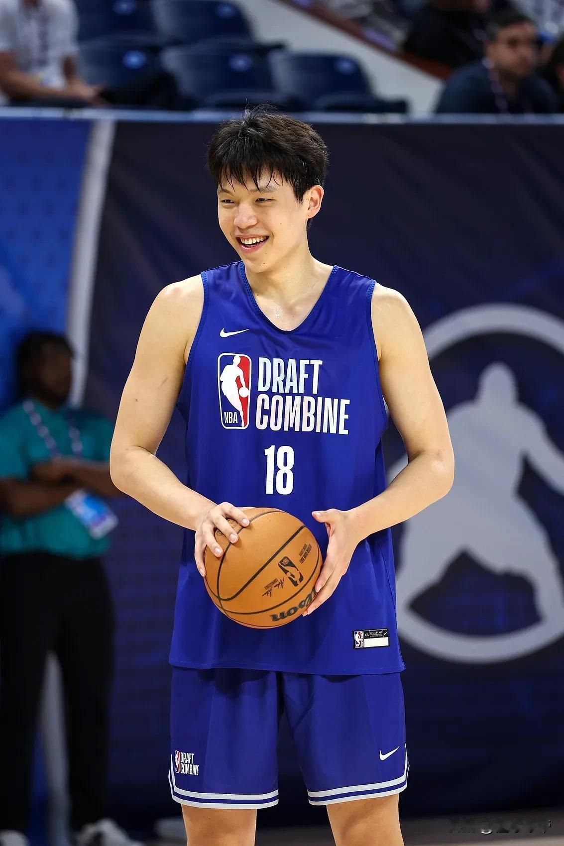 弗拉格已经瑟瑟发抖了，杨瀚森选秀顺位冲到第20位直逼状元！刚刚美国NBA权威