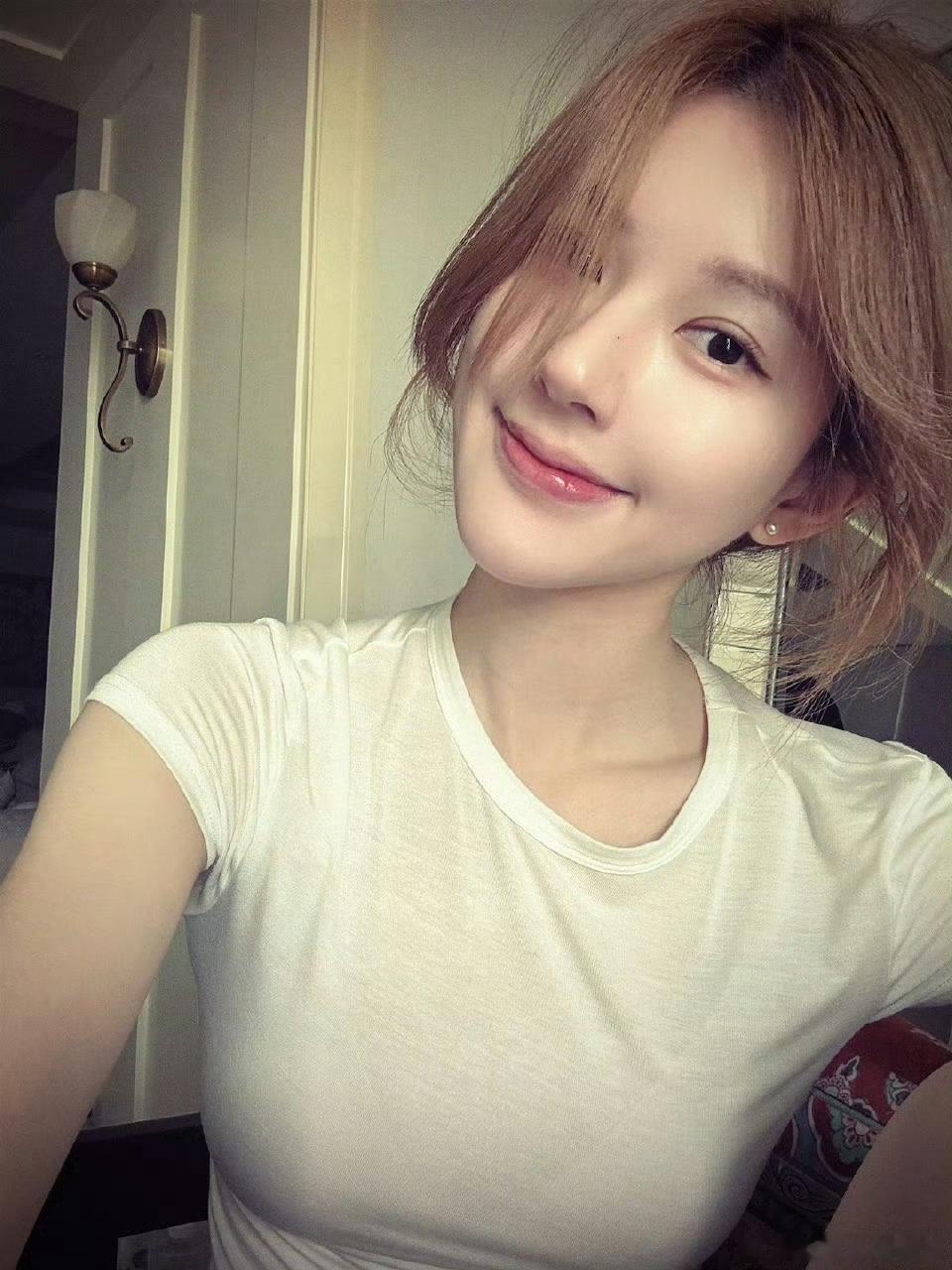 在赵露思宣布要注销微博后，后援会发长文说她们之间如今再无阻碍，以前都是公司横亘在