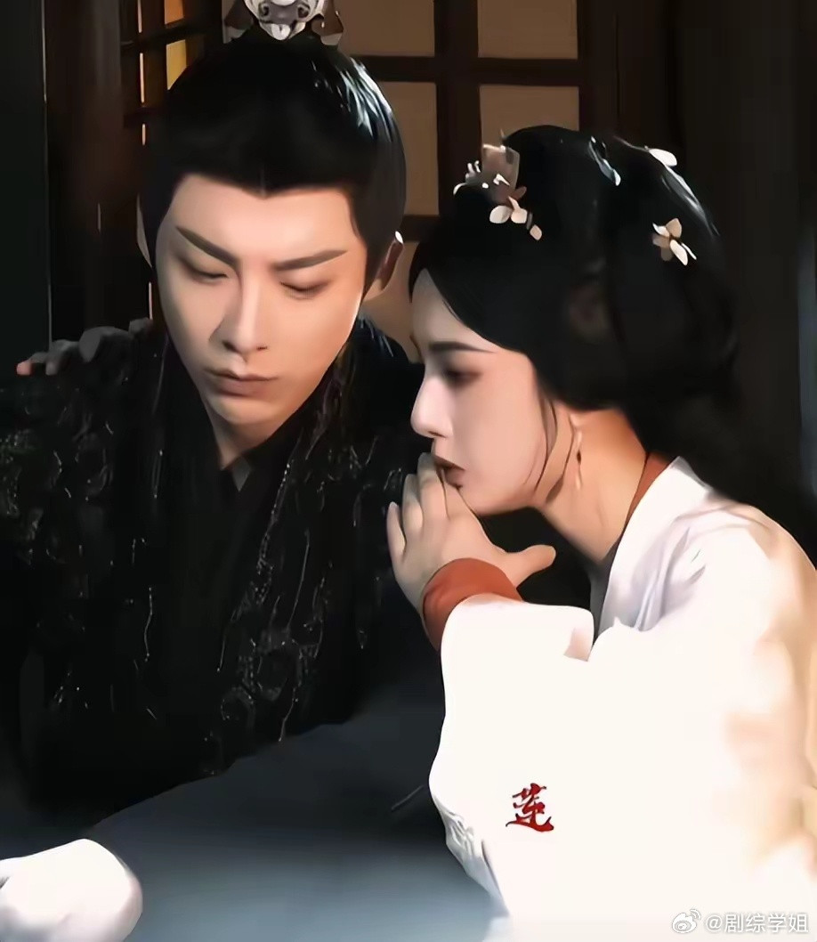 《折腰》据说原著小说的男主每天只做三件事：打战、洗澡和阴阳调和[害羞]​可惜啊！