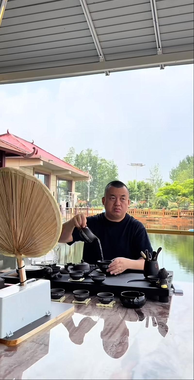 河北燕郊神秘富豪，北京坤哥，玩的花呀，他在河南固始县老家的凉亭休息，总觉得有苍蝇