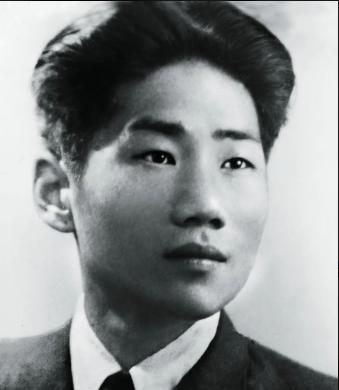 1955年，中央派人前往朝鲜挖毛岸英坟墓，可当大家刚开始挖，就突然跑过来一名