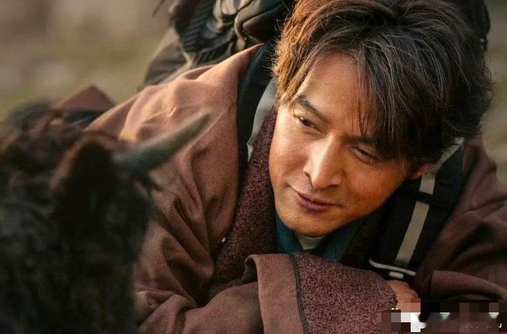 1、杨颖这次确实有点尴尬。好不容易来内地参加活动，吹了半天是压轴，结果一查是“芭