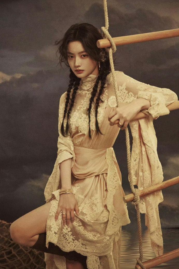 徐若晗与田曦薇短时间内意外撞衫，同款造型正面同框，风格各有韵味却难免被对比，撞衫