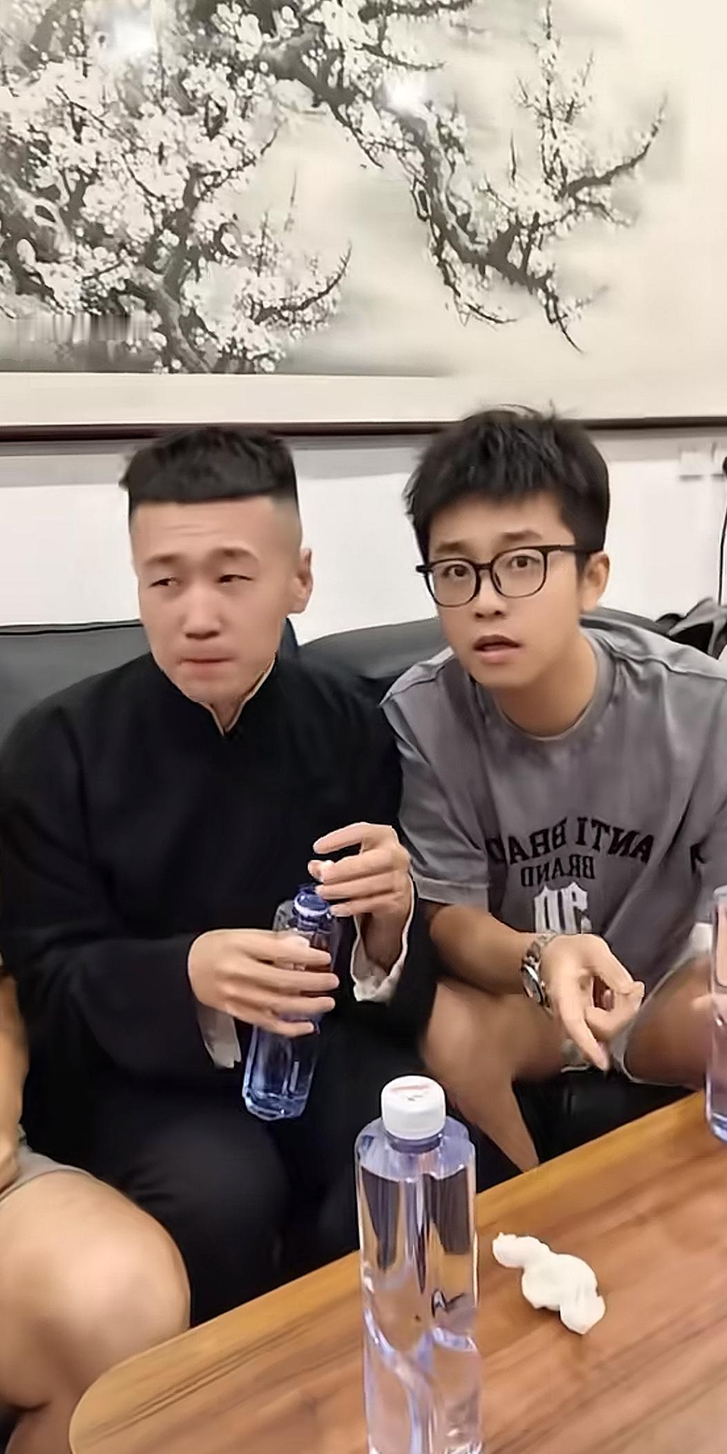杨九郎到十队演出，后台闲聊被师哥张九龄扎心，龙字科师弟都有专场了！德云社张九龄、