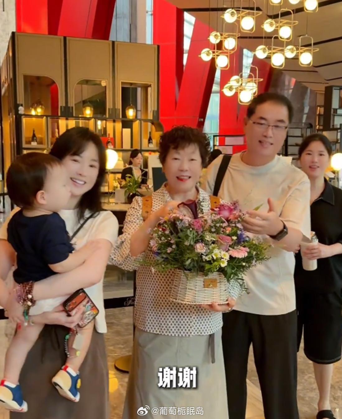 演员张檬首带16个月儿子回韩国探亲半月，三年试管求子，坚持母乳喂养，中韩七口团圆
