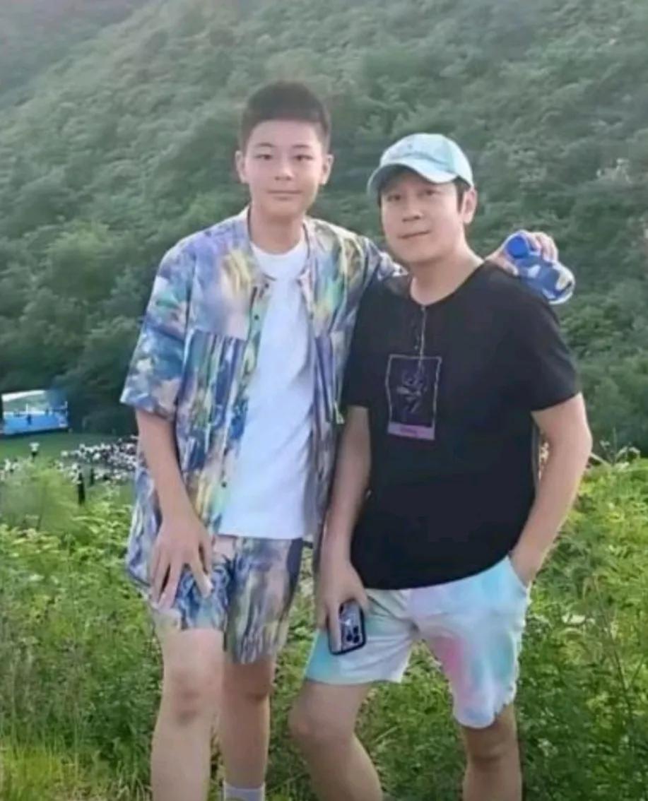 庆庆都这么高了！蔡老师的儿子真帅啊这一米八的大高个再加上这端正的五官