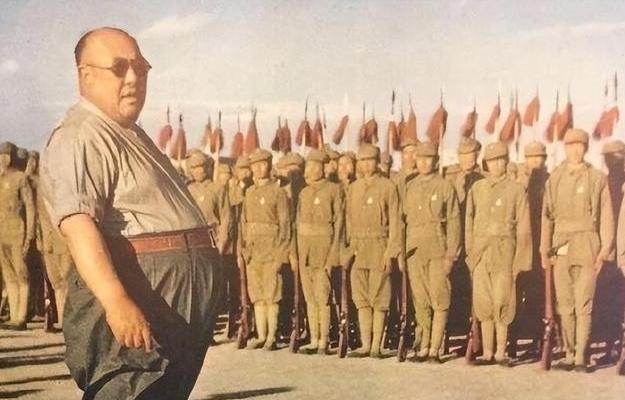 1956年，逃到美国后的马鸿逵，挺着腐败的大肚子，享受着小姨太给他做的奶酪，主政