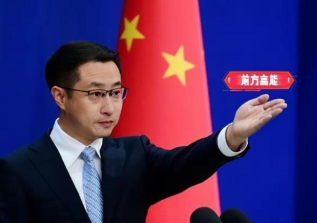 全国哀悼，降半旗了！7月24日，俄军三枚弹道导弹砸向基辅州布恰区，两枚