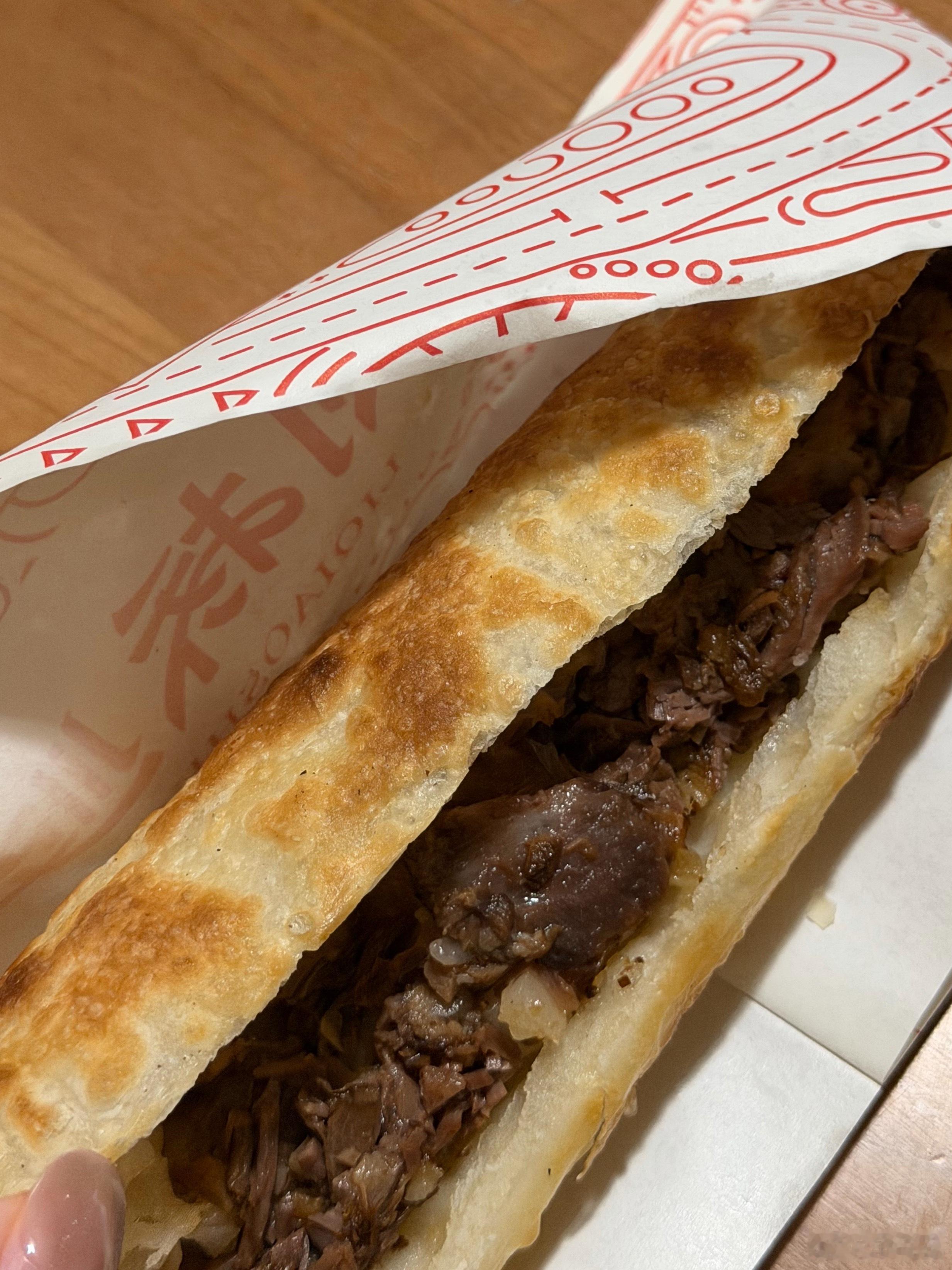 在高老师家点了利顺桥驴肉火烧，外卖分普通驴火和精品驴火，好奇不用就都点了，拿到手