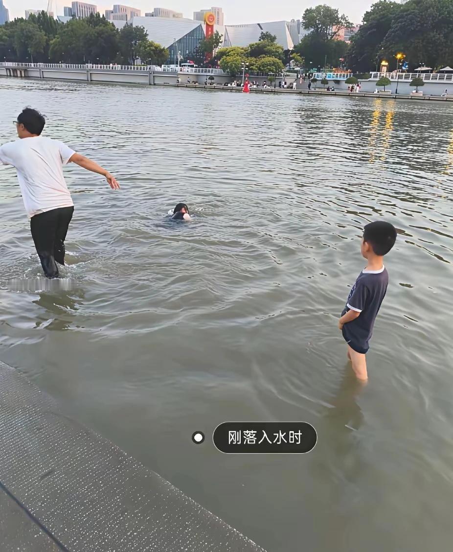 好难过啊！一家人来天津旅游四个人来，回去的时候变两个人，换谁能接受得了？图片中男