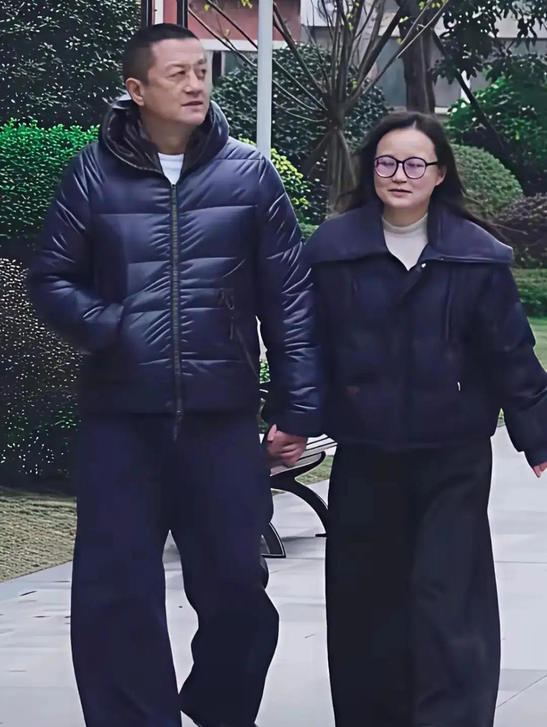 李亚鹏竟然除了李夏和李嫣之外，还有个女儿叫朱春燕。当然窦靖童也曾是李亚鹏的养女。