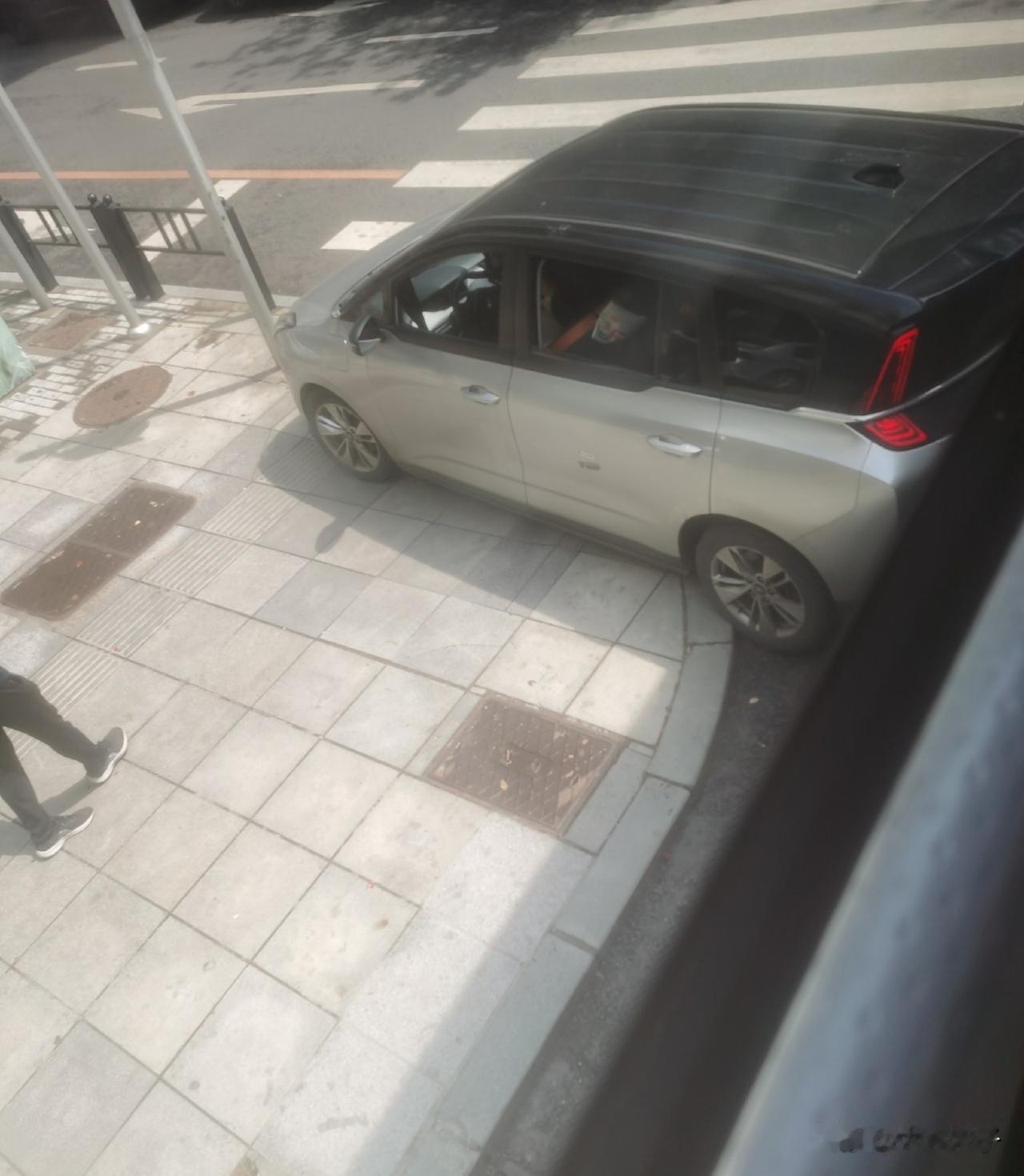 就差一点点！方才，坐十六路双层巴士，路过人民路丹东街，双层大巴一个急刹车，把