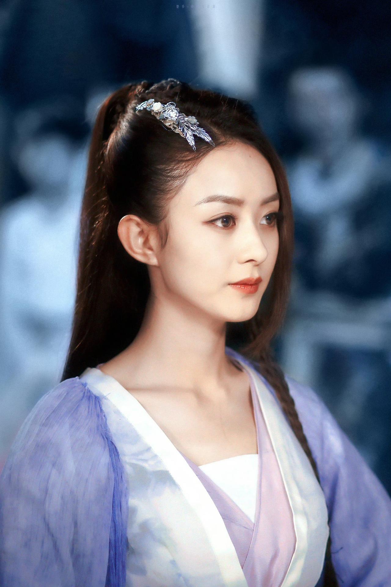 时隔多年再看，还是会被楚乔的这套造型戳中。一身浅紫，发间银饰，是她为数不多、卸