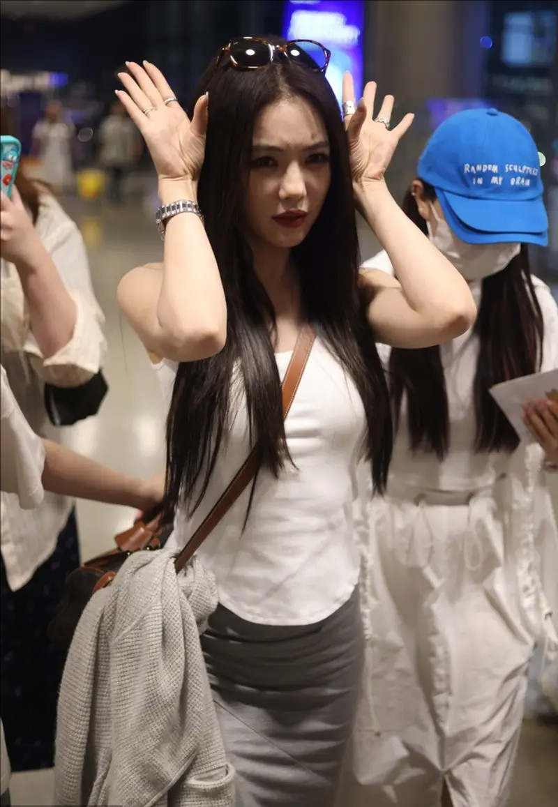 蔡文静上海到达米白色抹胸上衣搭配灰色半裙时髦轻松